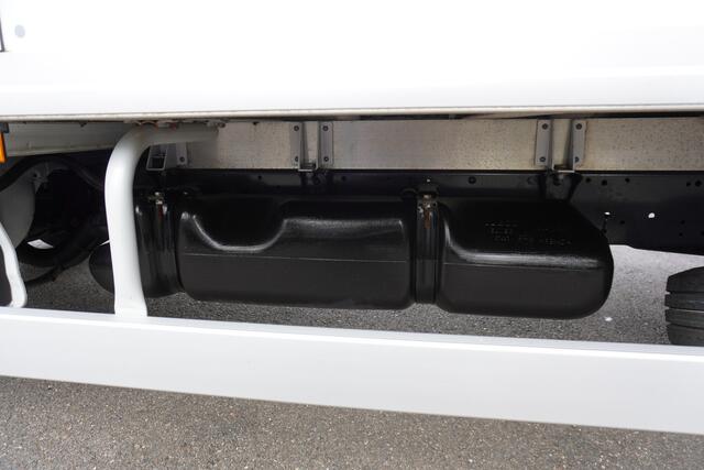 Iveco 40C18 3.0 180pk Automaat Dubbellucht Bakwagen NL-Opbouw Zijdeur Cruise control Navigatie Camera Apple Carplay Climate control LED Koffer LBW