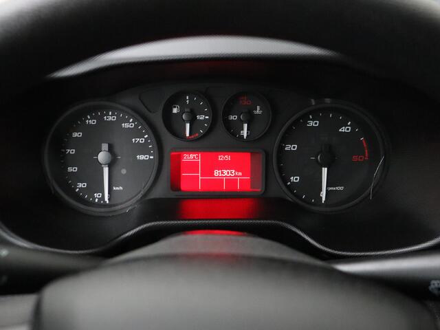 Iveco DAILY 35S14 Hi-Matic Automaat L2H2 | 3500Kg TG | Airco | Cruise | 3-Persoons | Betimmering