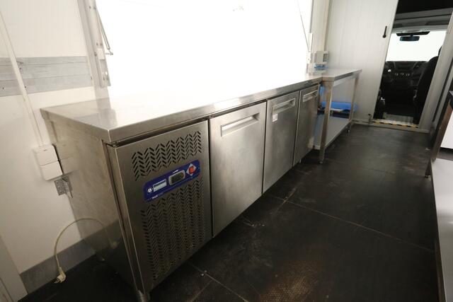 Iveco DAILY 35S14 2.3 410 | Foodtruck | Patatwagen | Verkoopwagen | Patatkraam | Eventtruck | Frietwagen | Snackwagen | Zijdeur | Airco Treeplank