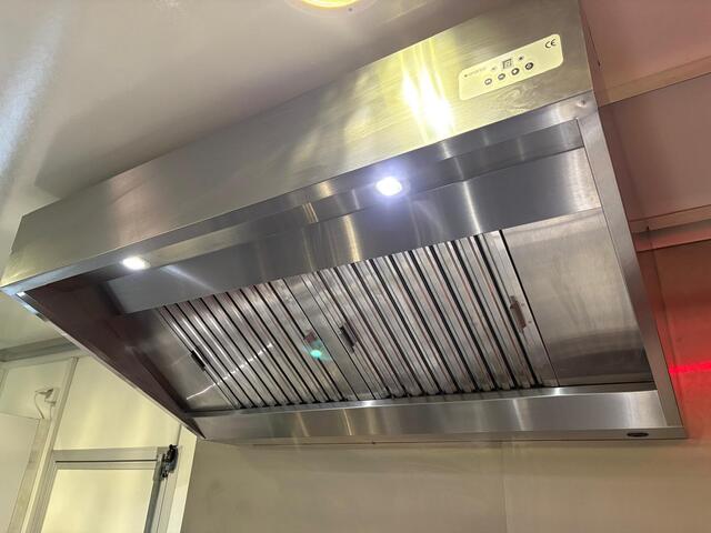 Iveco DAILY 35S14 2.3 410 | Foodtruck | Patatwagen | Bakplaat | Verkoopwagen | Patatkraam | Eventtruck | Frietwagen | Bak Snackwagen | Koeling | Zijdeur | Airco Treeplank