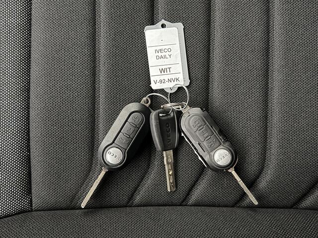 Iveco DAILY 35C14 L2H2 Dubbel lucht L2H2 | 3500Kg Trekgewicht | Airco | Cruise | 3-Zits | Betimmering