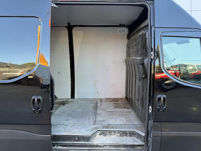 Iveco DAILY 35S16 2.3 Automaat L2H2 Airco Cruise Control Navigatie Luchtgeveerde stoel