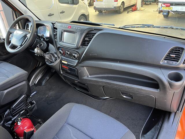 Iveco DAILY 35C14 2.3 375 Laadklep 500kg Trekhaak 3500kg trekgewicht Airco 2-Persoons Open laadbak Pick-up P-up Telefoonverbinding Euro 6 Bakwagen