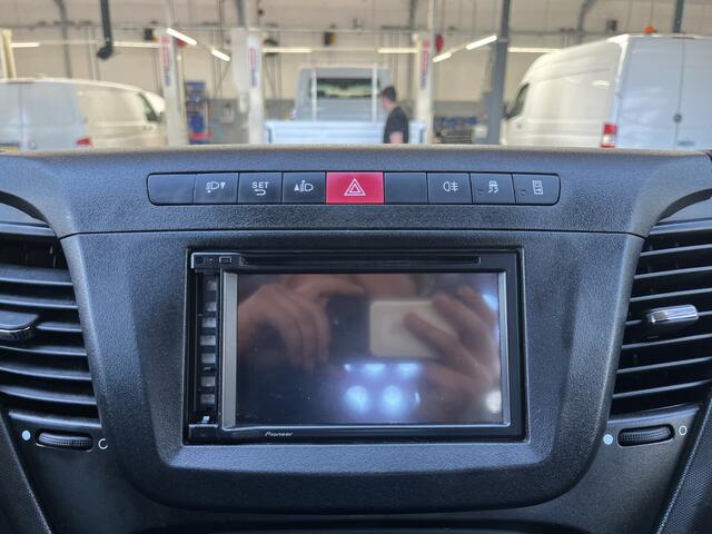 Iveco DAILY 35C14 2.3 375 Laadklep 500kg Trekhaak 3500kg trekgewicht Airco 2-Persoons Open laadbak Pick-up P-up Telefoonverbinding Euro 6 Bakwagen