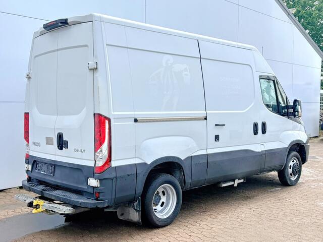 Iveco DAILY 35C14 2.3 L2H2 Dubbellucht Airco Camera Trekhaak 3,5t