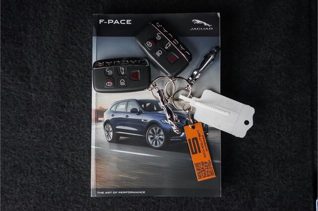 Jaguar F-PACE 2.0t AWD Premium Edition Pano Meridian