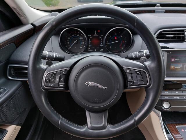 Jaguar XE 2.0 D 163pk Automaat Portfolio Premium Business Pack | Origineel NL | Navi | Bi-Xenon | Clima | Cruise | Leder+Verwarmd+Elek.Verstel | Pdc V+A+Camera | Rijstrook+Licht+Regensensor | 19''lm