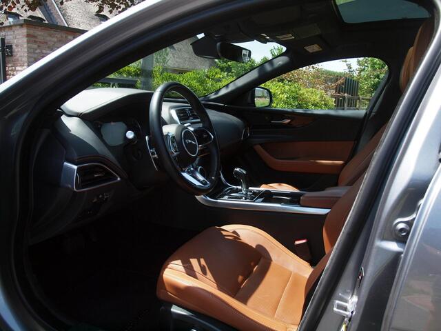 Jaguar XE 2.0 P250 HSE | R-Dynamic | Panoramadak | Camera | Apple Carplay | Cruise Control | Leer | Automaat |