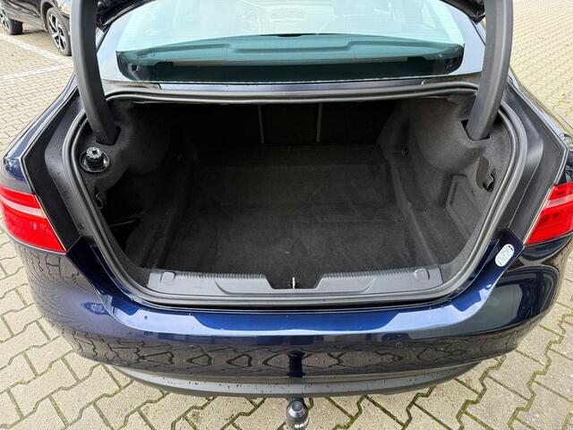 Jaguar XE 2.0 D Portfolio *Schuif-/Kanteldak & Trekhaak*