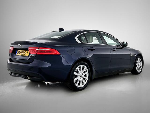 Jaguar XE 2.0 Prestige Automaat / Navigatie / Leder / Cruise-ctr. / Lmv 17"/ Stoelverw. / Camera / Apk 11-2026