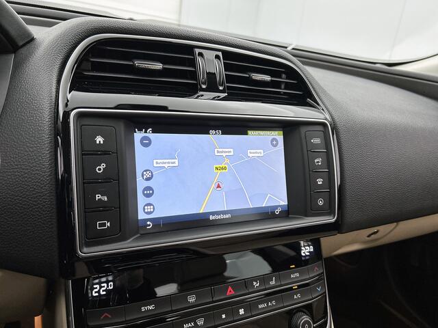 Jaguar XE 2.0 Prestige Automaat / Navigatie / Leder / Cruise-ctr. / Lmv 17"/ Stoelverw. / Camera / Apk 11-2026