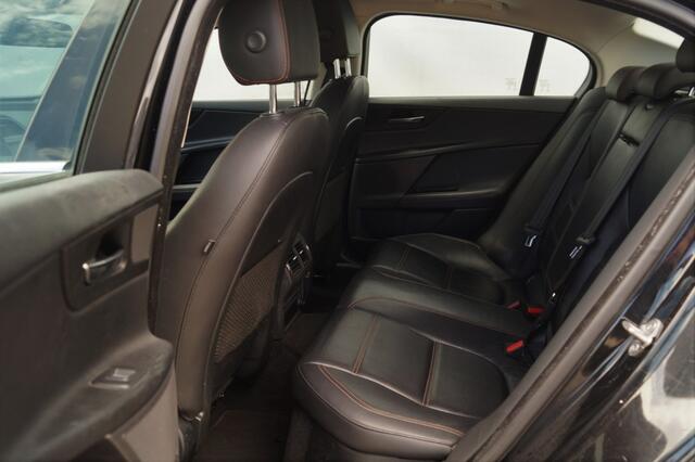 Jaguar XE 2.0 D 163pk Automaat Prestige -LEER-NAVI-ECC-