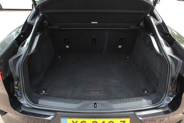Jaguar i-Pace EV400 HSE 90 kWh / Panoramadak / Camera / Luchtvering / Keyless / 20'' / Meridian / Leder / Navigatie / Stoelverwarming / Stuurverwarming / DAB / Dodehoek / ACC