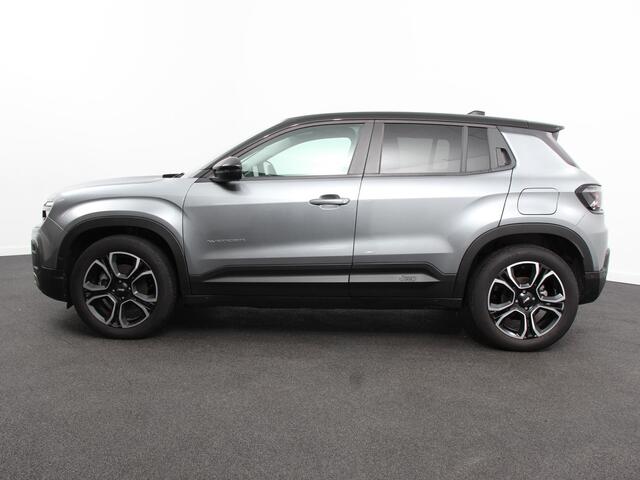 Jeep Avenger Summit 54 kWh SOH 96,5 % Camera Lichtmetalen Velgen 18" Navigatie Apple Carplay/ Android Auto Sfeerverlichting Parkeersensor achter Cruise Control Stoelverwarming Full LED Virtual Cockpit Climate Control Two tone Electrisch bedienbare achterkep