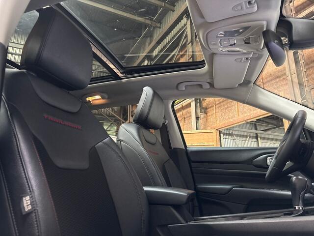 Jeep COMPASS 4xe 240 Plug-in Hybrid Electric Trailhawk 240Pk Automaat (PANORAMADAK, NARDO GREY, VIRTUAL COCKPIT, APPLE CARPLAY, CAMERA, LEDER, ADAPTIVE CRUISE, GETINT GLAS, NIEUWSTAAT)