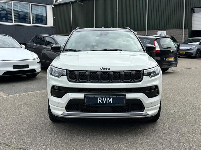 Jeep COMPASS 4xe 240 Plug-in Hybrid Electric S PHEV| VAN: 26.900,- VOOR 24.440,- UW LENTEVOORDEEL: 2.460,-| 26.000KM!!| ALPINE AUDIO| LEDER| ADAPTIVE CRUISE| ELEK. STOEL| DODE HOEK SENSOR| 360 CAMERA| 19 INCH| STOEL + STUURVERWARMING