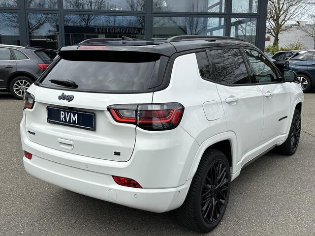 Jeep COMPASS 4xe 240 Plug-in Hybrid Electric S PHEV| VAN: 26.900,- VOOR 24.440,- UW LENTEVOORDEEL: 2.460,-| 26.000KM!!| ALPINE AUDIO| LEDER| ADAPTIVE CRUISE| ELEK. STOEL| DODE HOEK SENSOR| 360 CAMERA| 19 INCH| STOEL + STUURVERWARMING