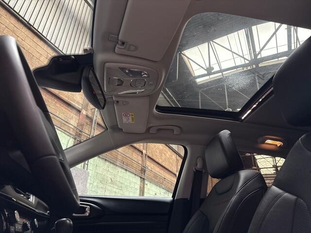 Jeep COMPASS 4xe 240 Plug-in Hybrid Electric Trailhawk 240Pk Automaat (PANORAMADAK, VIRTUAL COCKPIT, APPLE CARPLAY, GROOT NAVI, CAMERA, LEDER, SPORTSTOELEN, KEYLESS, ADAPTIVE CRUISE, GETINT GLAS, NIEUWSTAAT)