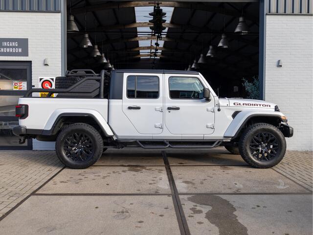 Jeep Gladiator JEEP *MARGE | 5-Zits | Grijs Kenteken* *Brute | Verhoogd | Instaplijsten | Achterrek | LPG | K&N | Stuur- & Stoelverw.*
