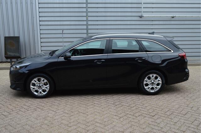 KIA CEE D Ceed Sportswagon 1.5 T-GDi DynamicLine O.a: Carplay, Clima, Navi, Trekhaak, All-Season banden, Camera, Etc.. Rijklaar! All-In prijs!