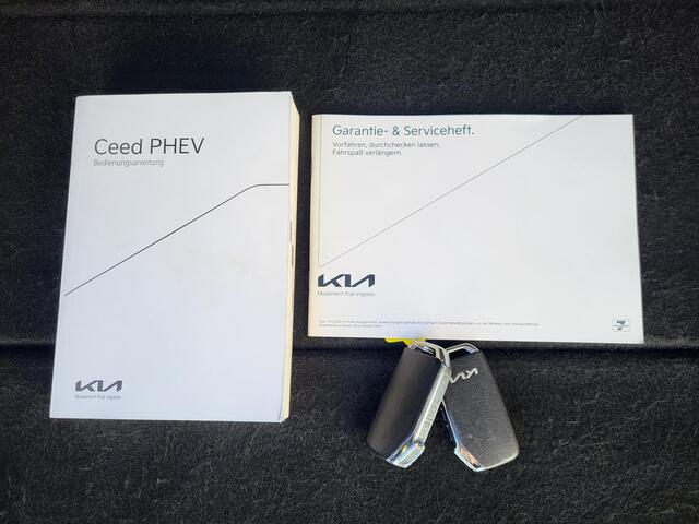 KIA CEE D Ceed Sportswagon 1.6 GDI PHEV ExecutiveLine Automaat / Dealer onderhouden / All season banden / Trekgewicht 1.300 kg / Lederen bekleding / Navigatie / Camera / Achterbank-, voorstoel- en stuurwielverwarming / geventileerde voorstoelen / Apple Carplay / An