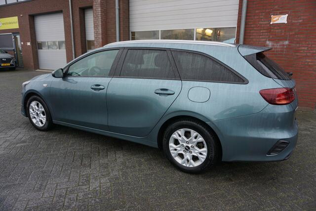 KIA CEE D Ceed Sportswagon 1.5 T-GDI 160PK DYNAMICLINE OKT 2023 VOLLEDIG DEALER ONDERHOUDEN! CAMERA STOEL+STUURVERWARMING ANDROID/APPLECARPLAY(NAVI) ECC AIRCO CRUISECONTROL BLUETOOTH LMV 4X ELECTR.RAMEN/SPIEGELS