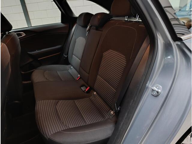 KIA CEE D Ceed Sportswagon 1.5 T-GDi DynamicLine Airconditioning (automatisch) | Cruise control | Navigatiesysteem | Parkeersensoren | Trekhaak