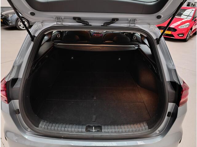 KIA CEE D Ceed Sportswagon 1.5 T-GDi DynamicLine Airconditioning (automatisch) | Cruise control | Navigatiesysteem | Parkeersensoren | Trekhaak