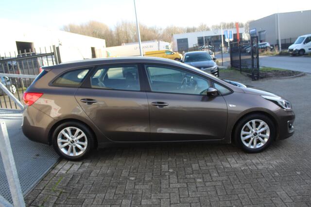 KIA CEE D cee'd Sportswagon 1.6 GDI ComfortPlusLine 135pk Navigator | Cruise control | Achteruitrijcamera | Parkeersensoren