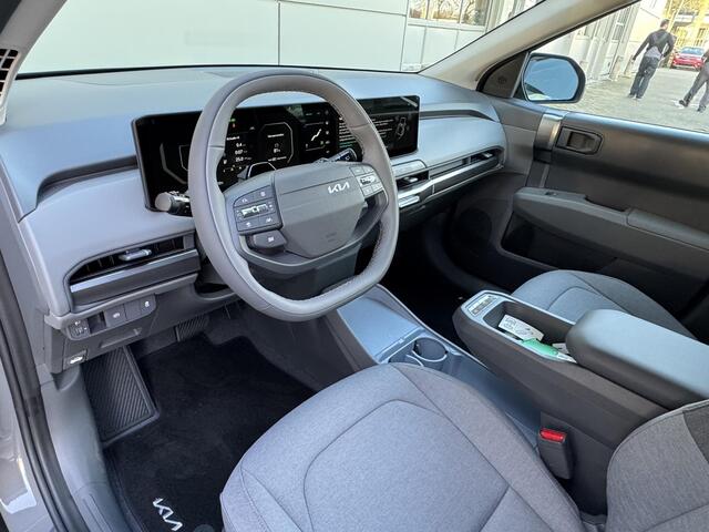 KIA EV3 Air 58.3 kWh | Snel leverbaar | Stoel/Stuurverwarming | Navigatie | Dodehoekdetectie | Led Koplampen |