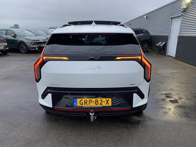 KIA EV3 GT-PlusLine 81.4 kWh Auto vol luxe! Schuif-/kanteldak, trekhaak, V2L, stoelverwarming, navigatie, Apple CarPlay/Android Auto, NL-auto, boekjes compleet