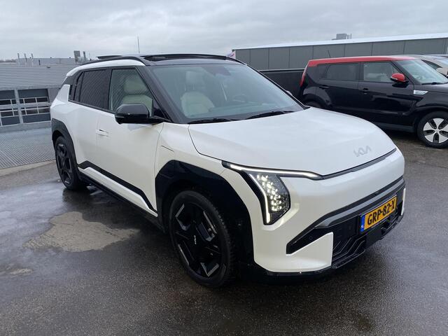 KIA EV3 GT-PlusLine 81.4 kWh Auto vol luxe! Schuif-/kanteldak, trekhaak, V2L, stoelverwarming, navigatie, Apple CarPlay/Android Auto, NL-auto, boekjes compleet
