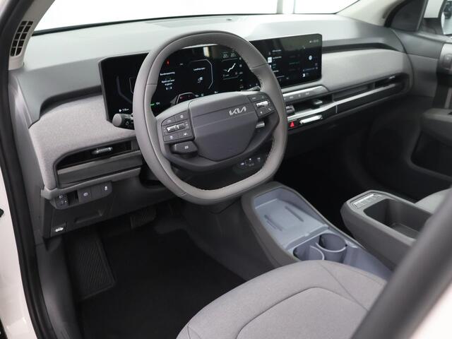 KIA EV3 Plus 81.4 kWh | Dodehoekassistentie | Privacy Glass | Stoel- en stuurwielverwarming | Dual Zone Climate Control | Draadloze oplader voor smartphone |