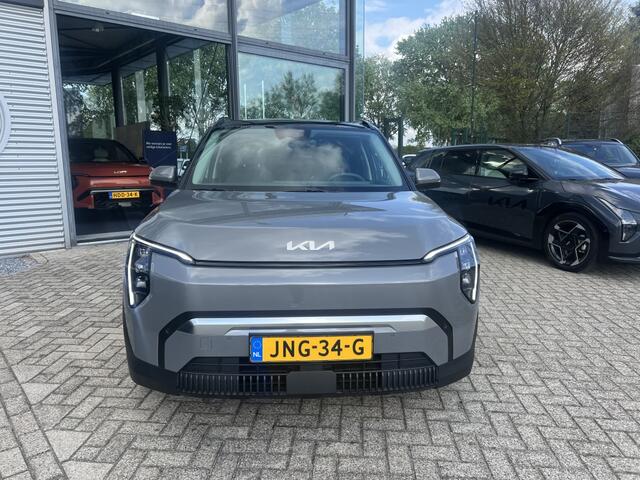 KIA EV3 Plus Advanced 81.4KWH All Seasonbanden | Stoelverwarming | Navig