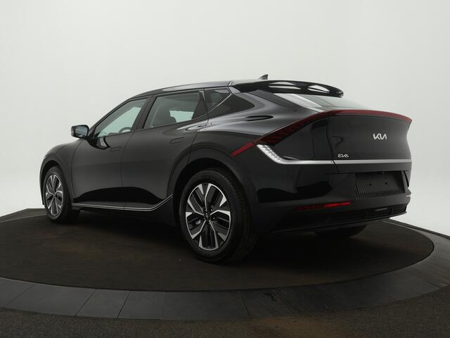 KIA EV6 Light 58 kWh - SOH 99% - Navigatie - Cruise Control - Apple CarPlay / Android Auto - Achteruitrijcamera - Parkeerhulp achter - Privacy Glass achter - Fabrieksgarantie tot 2031