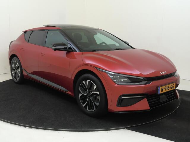 KIA EV6 GT-Line 77.4 kWh | achterbank verwarmd | Apple Carplay/Android Auto | bots herkenning en activatie | cruise control adaptief | electronic climate control | elektrisch glazen schuif-/kanteldak | file assistent | lederen/suede bekleding | lichtmetalen velge