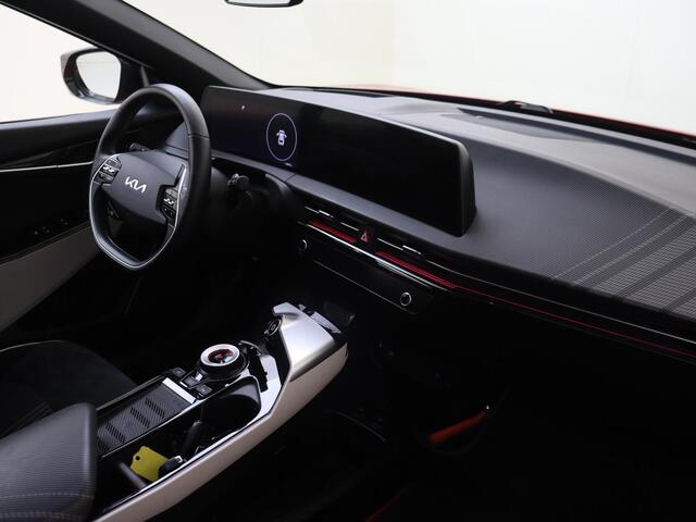 KIA EV6 GT-Line 77.4 kWh | achterbank verwarmd | Apple Carplay/Android Auto | bots herkenning en activatie | cruise control adaptief | electronic climate control | elektrisch glazen schuif-/kanteldak | file assistent | lederen/suede bekleding | lichtmetalen velge