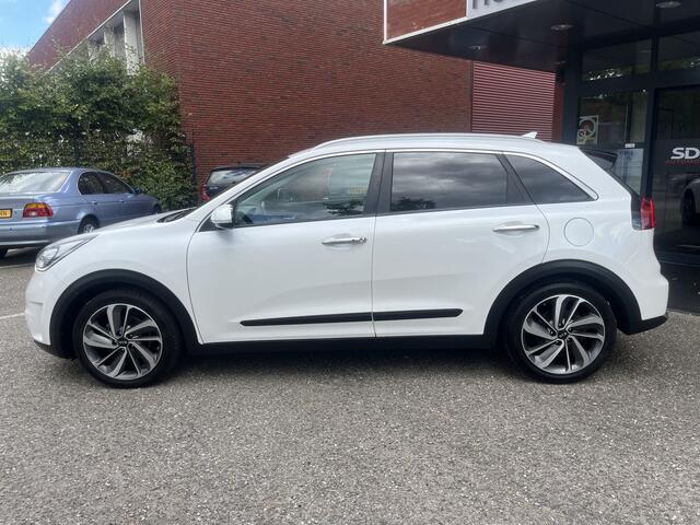 KIA Niro 1.6 GDi Hybrid ExecutiveLine // LEDER // ELEK. STOEL+GEHEUGEN // SCHUIF-KANTELDAK // JBL // DODEHOEK // ADAPT. CRUISE // STOELVERWARMING+VERKOELING // AFN. TREKHAAK //