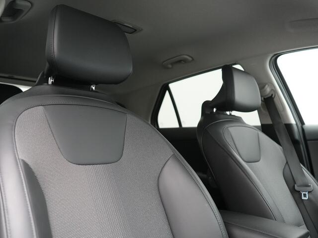 KIA Niro 1.6 GDi DynamicLine PHEV 182pk Dealer O.H. | Trekhaak Afn. | Adaptive Cruise | Camera | Sportstoelen & Stuur Verwarmd | Sfeerverlichting | Keyless | Apple Carplay | Navigatie | DAB | Plug In Hybrid |