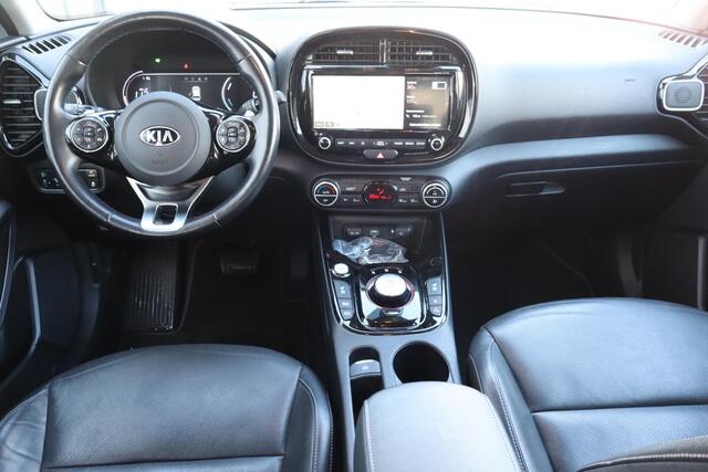 KIA SOUL e-Soul ExecutiveLine 64 kWh Navigatie, Cruise control, Camera, Voor- en achter stoelverwarming, Climate control, Trekhaak