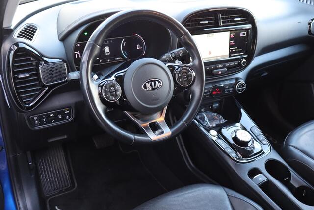 KIA SOUL e-Soul ExecutiveLine 64 kWh Navigatie, Cruise control, Camera, Voor- en achter stoelverwarming, Climate control, Trekhaak