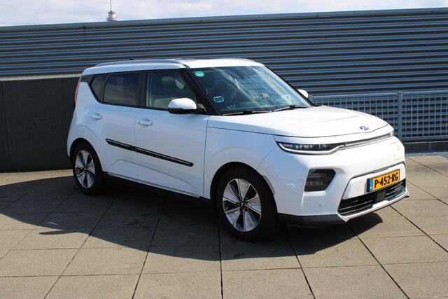KIA SOUL e-Soul ExecutiveLine 64 kWh LEDER, SCHUIFDAK, 2 LAADKABELS, STOEL- STUUR VERWARMING
