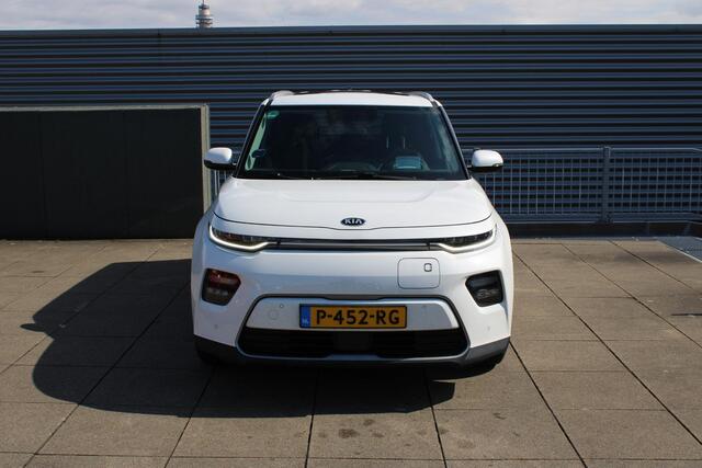 KIA SOUL e-Soul ExecutiveLine 64 kWh LEDER, SCHUIFDAK, 2 LAADKABELS, STOEL- STUUR VERWARMING