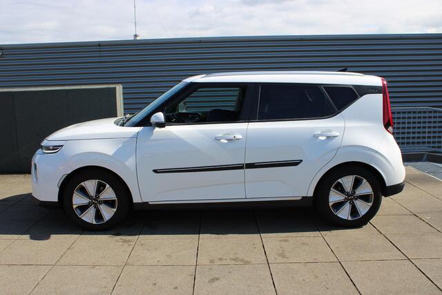 KIA SOUL e-Soul ExecutiveLine 64 kWh LEDER, SCHUIFDAK, 2 LAADKABELS, STOEL- STUUR VERWARMING