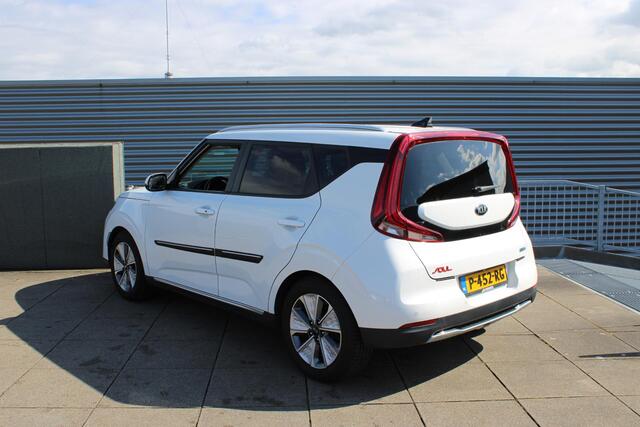 KIA SOUL e-Soul ExecutiveLine 64 kWh LEDER, SCHUIFDAK, 2 LAADKABELS, STOEL- STUUR VERWARMING