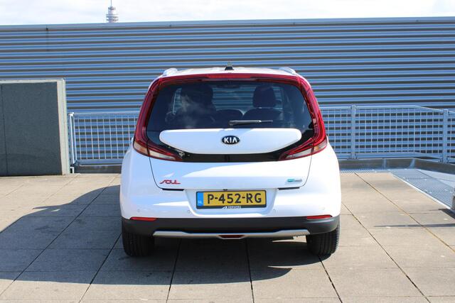 KIA SOUL e-Soul ExecutiveLine 64 kWh LEDER, SCHUIFDAK, 2 LAADKABELS, STOEL- STUUR VERWARMING