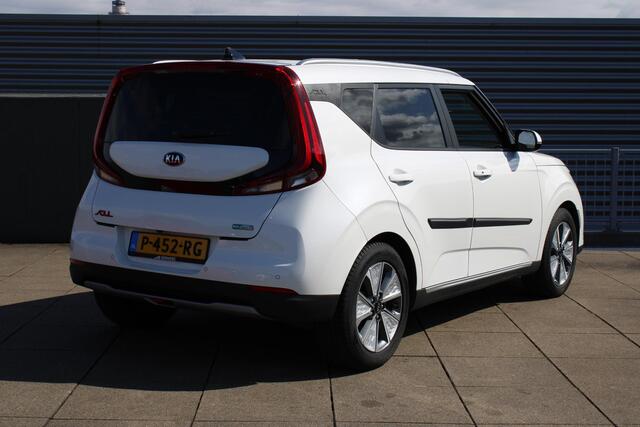 KIA SOUL e-Soul ExecutiveLine 64 kWh LEDER, SCHUIFDAK, 2 LAADKABELS, STOEL- STUUR VERWARMING
