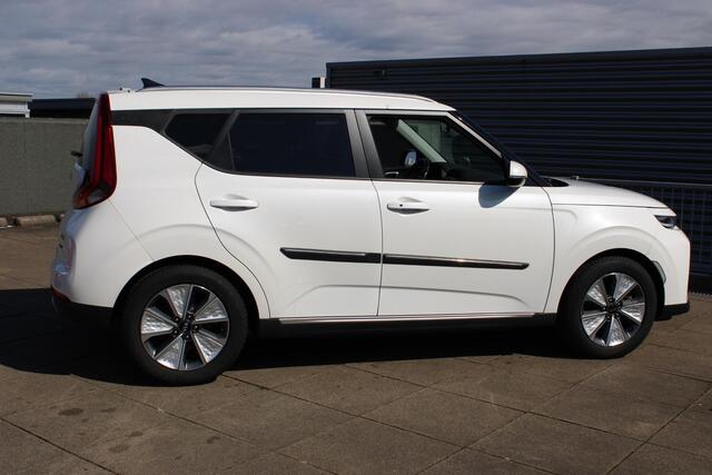KIA SOUL e-Soul ExecutiveLine 64 kWh LEDER, SCHUIFDAK, 2 LAADKABELS, STOEL- STUUR VERWARMING