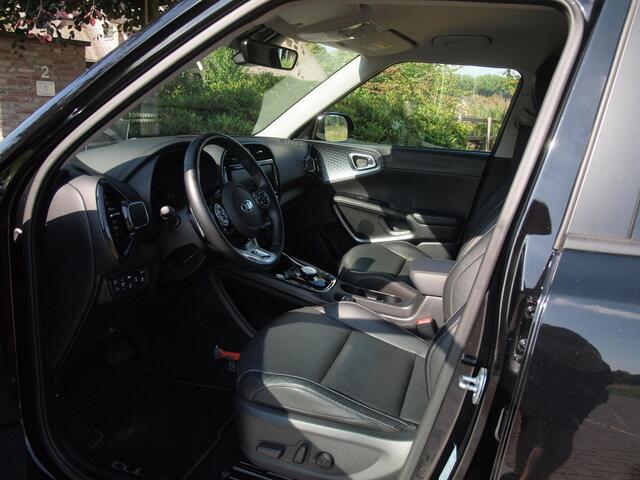 KIA SOUL e-Soul ExecutiveLine 64 kWh | Camera | Trekhaak | Harman Kardon | Head-Up Display | Apple Carplay |