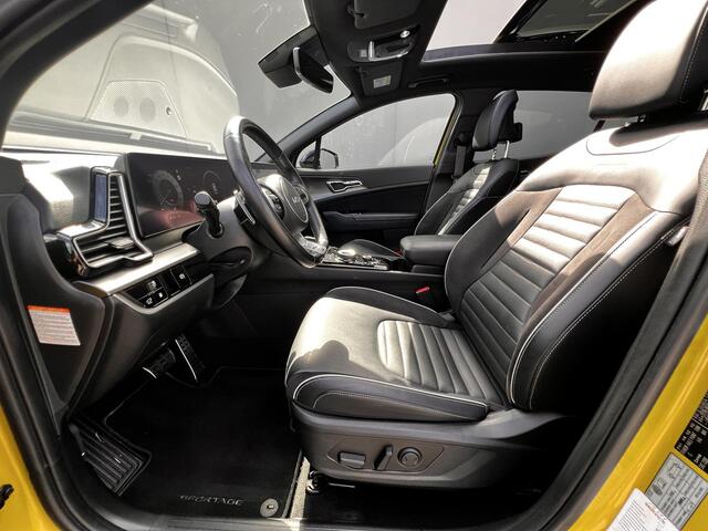 KIA SPORTAGE 1.6 T-GDi Plug-in Hybrid AWD GT-PlusLine / Dealer onderhouden / Accu SoH 100 % / 7 jaar Garantie / Facelift / Panorama schuifdak / 1.350 kg trekgewicht / Elektrische stoelen en klep / Harman Kardon Audio / Navi / Apple Carplay Android / 19"LM wielen & All